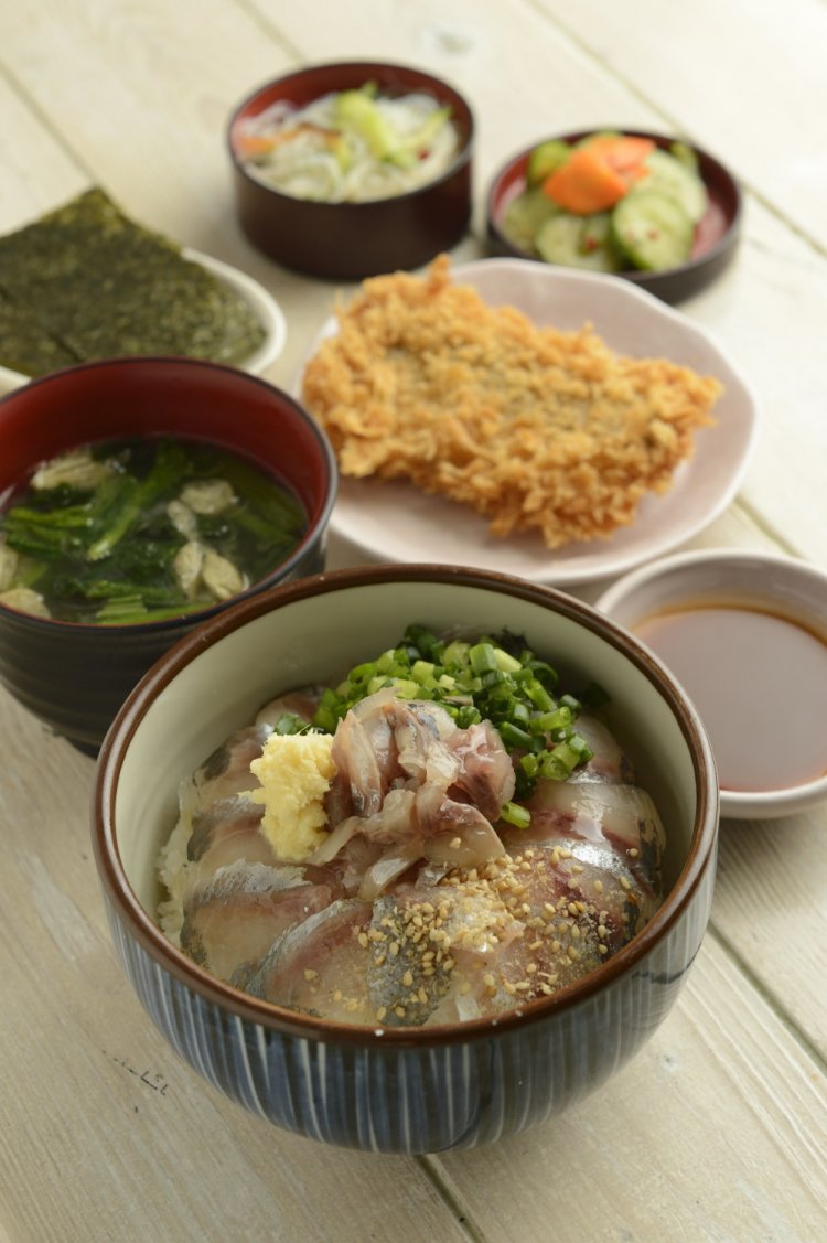 鯵家定食840円には漬け丼にフライなどが付く。