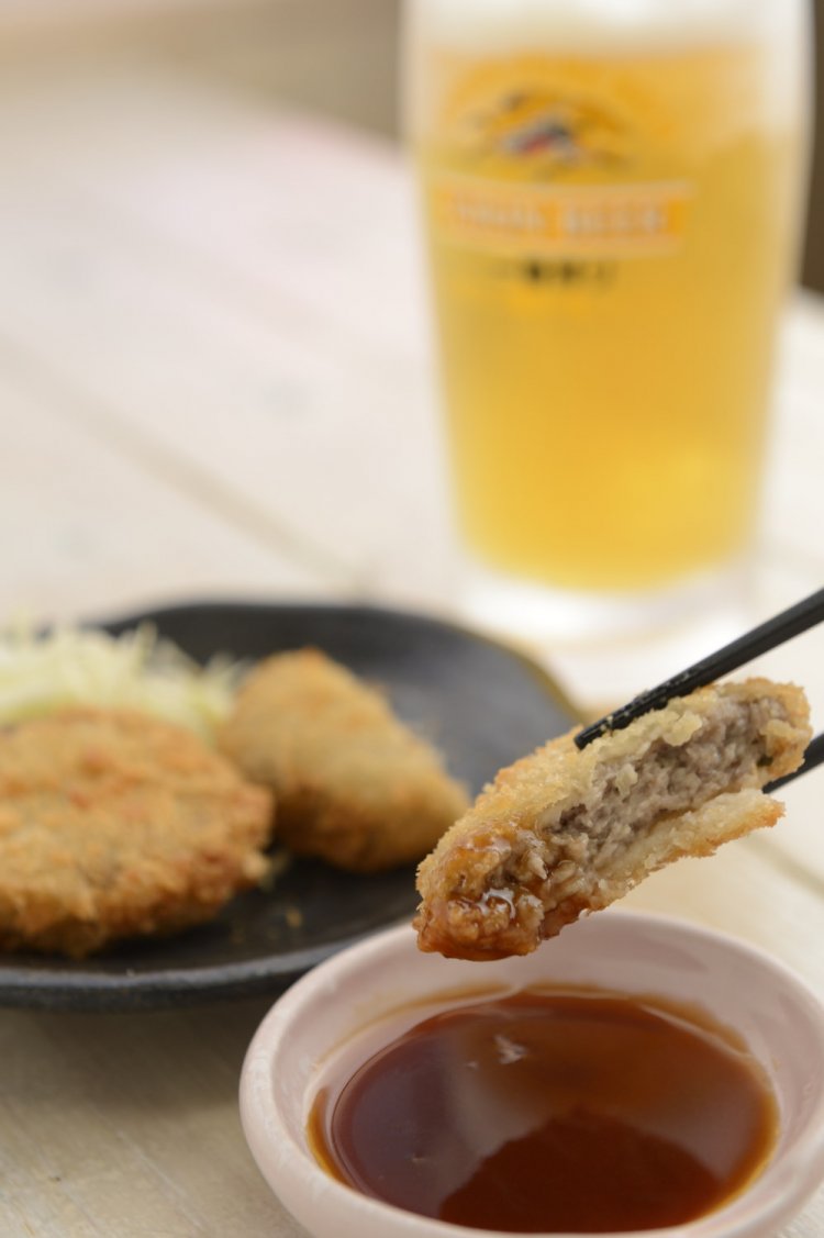 アジメンチ1個200円は生ビール400円と抜群コンビ。生ビールセット500円がお得。