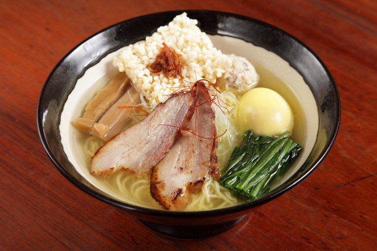 桜チップで燻した自家製ベーコンやおこげ、金色に輝く玉子が入る特製しおそば980円。