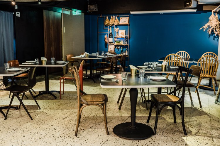 シックな店内で落ち着いて食事をすることができる。