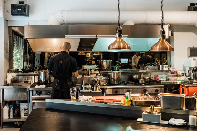 洒脱なオープンキッチン。