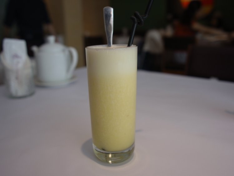 フルーツを使った、新鮮なジュースも試してみては。