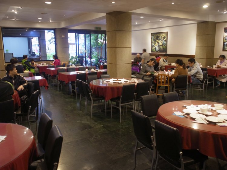 広く落ち着きのある店内。