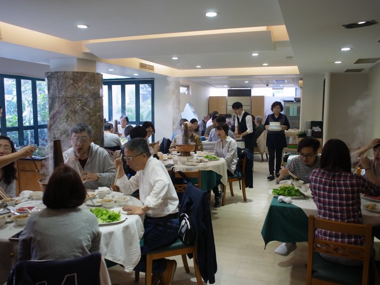 明るく清潔感のある店内。