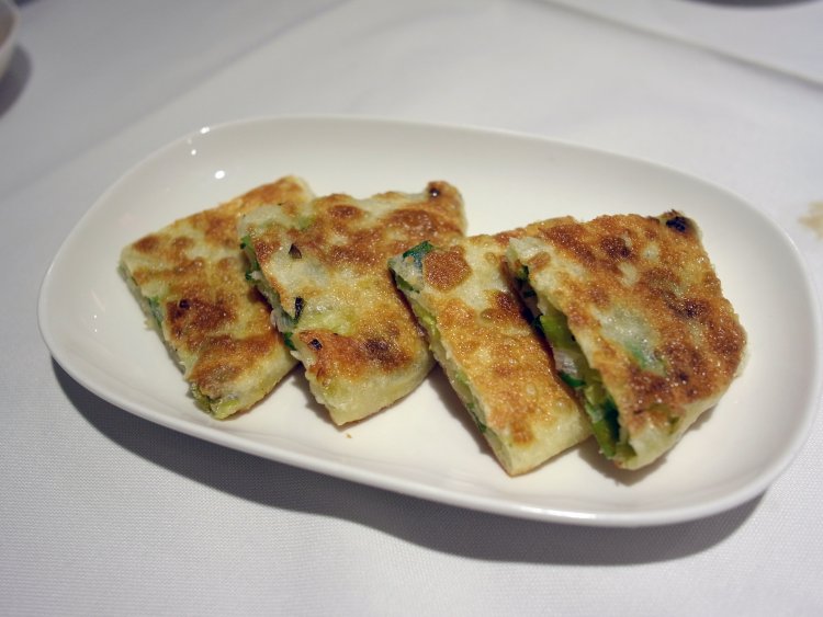 蔥油餅= 薄いネギの揚げ餅60 元も人気の品。