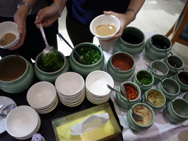 鍋はたくさんの調味料とともに味わう。