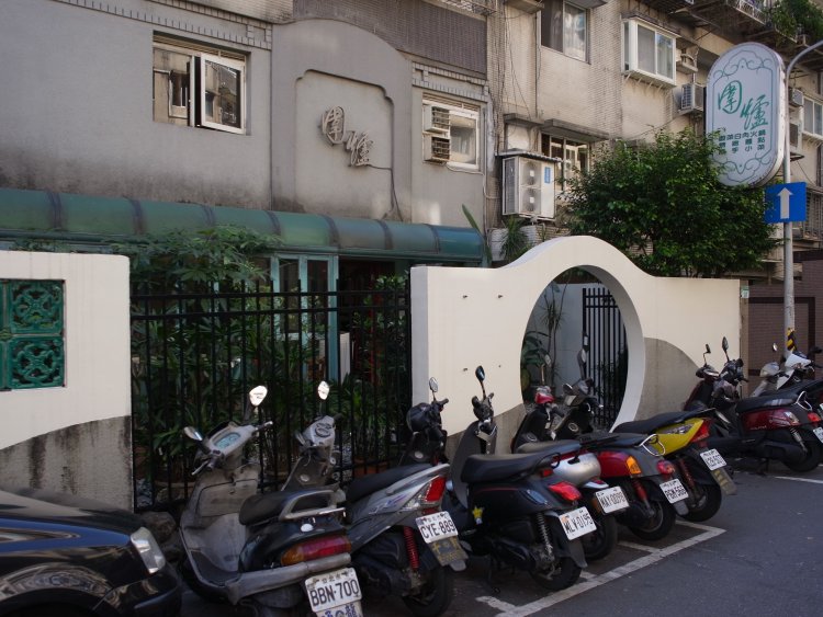 地元客も多い人気店だ。