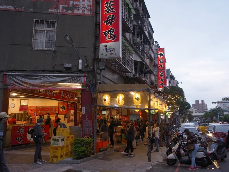 赤い看板が目印。席が埋まる前に早めに訪れたい。