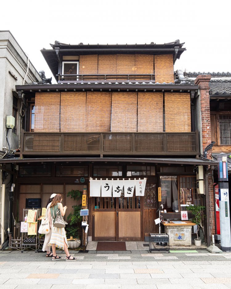 大正生まれの木造3階建ては、蔵の街で柔らかな味を醸し出す。