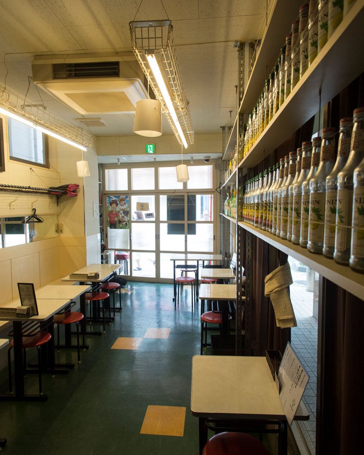 白が基調の明るい店内。