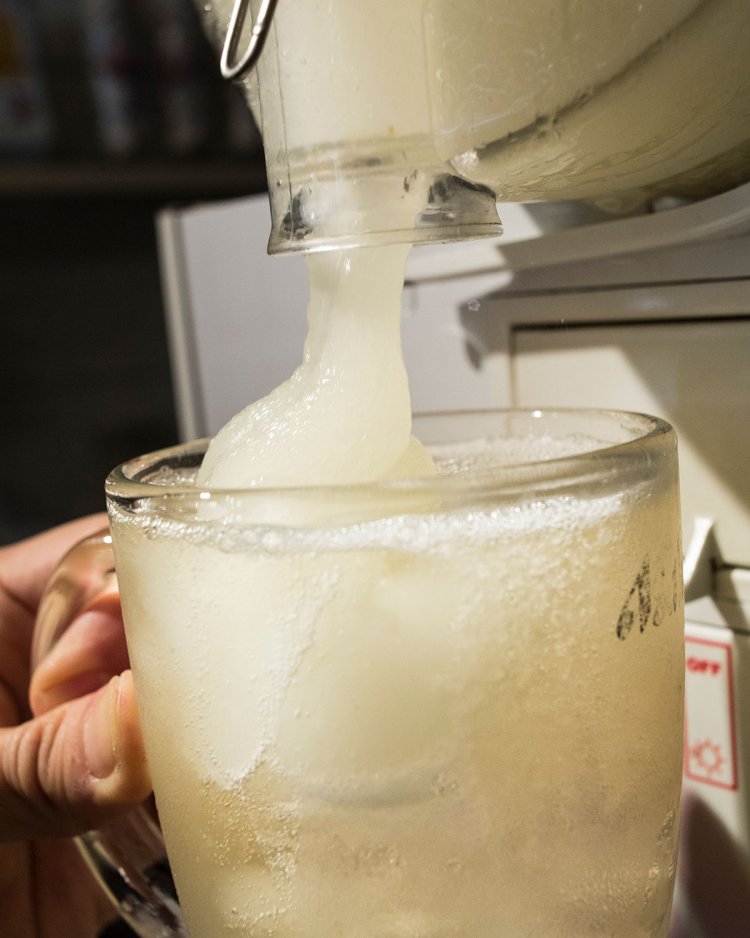 スムージーは角が立つほどの固さに。