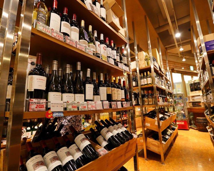 「今週のお買い得品」をチェック。グラスと箸も貸し出し。