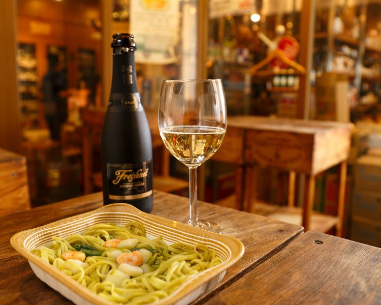 冷凍のジェノベーゼ390円、スパークリングワインミニボトル586円。