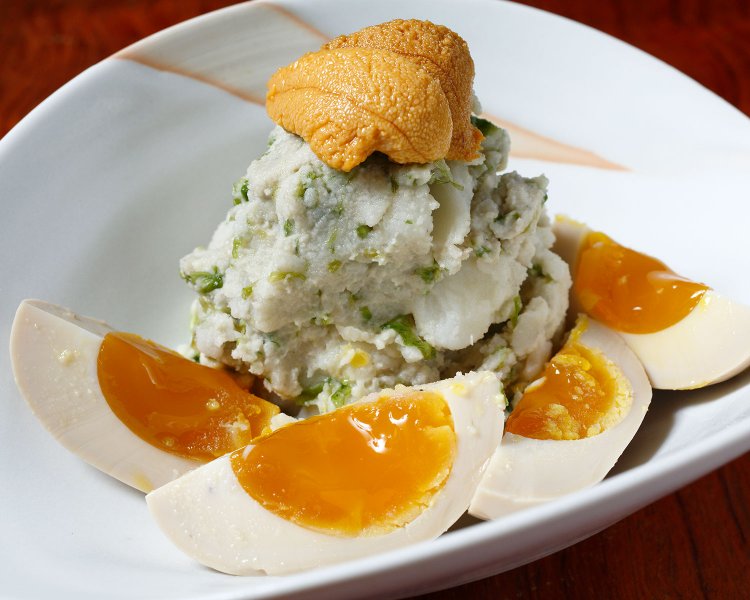 蟹味噌や青海苔を混ぜてウニをのせた贅沢な海のポテサラ780円。