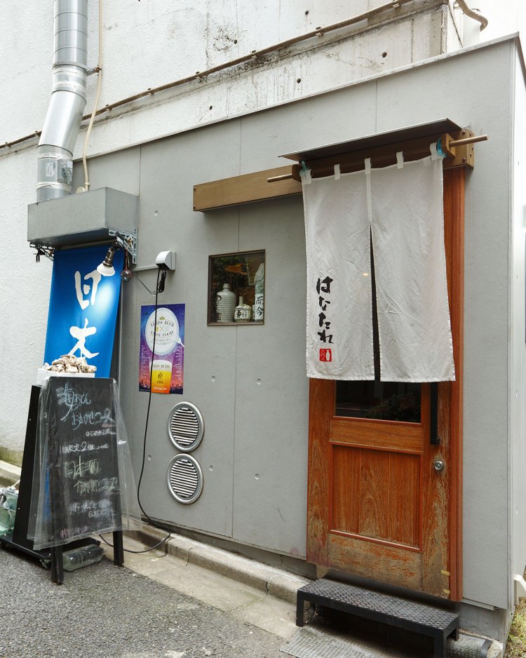 恵比寿の路地裏にひっそりと立つ。 