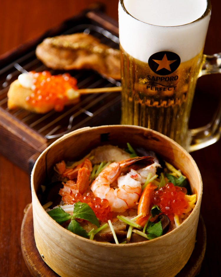 イクラや鮭をつまみにビールがすすむ。恵比寿わっぱ飯1078円。