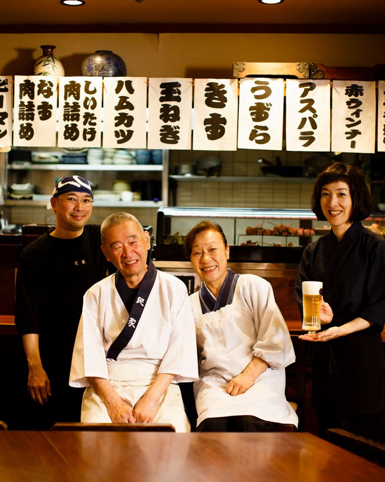 恵比寿で44年。2世代で店を切り盛り。創業者で父の豊輔さんは、現在は相談役。 