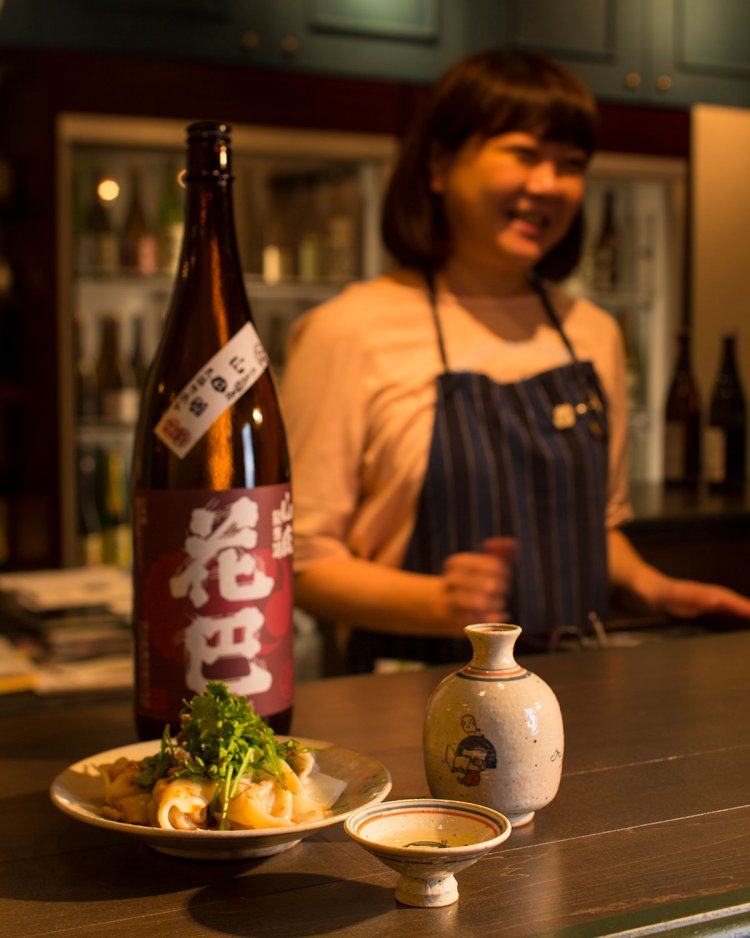 お燗した「花巴 山廃純米木桶仕込み」1合950円には、スパイシーな風味のラムパクチーの水餃子800円を。