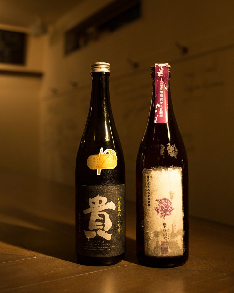 2011年の「新政 再仕込み貴醸酒 紫八咫」、同じく2011年の「貴山廃純米大吟醸」などを秘蔵。