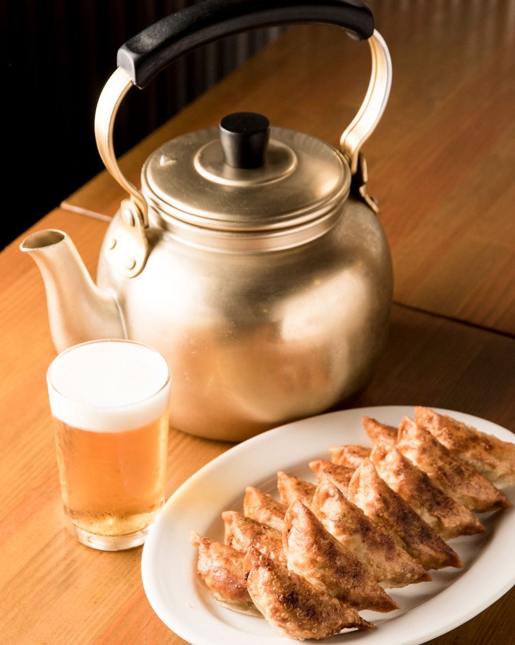 焼餃子462円、アサヒスーパードライ生、2ℓ入りやかんビール1650円。瓶はサッポロも。