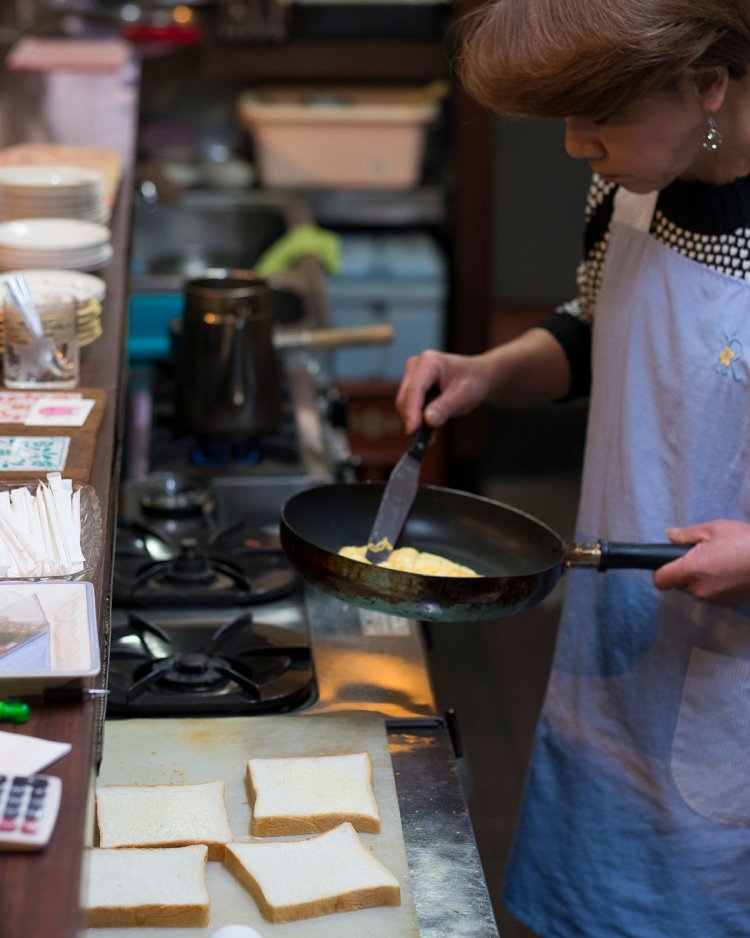店主の西出栄子さんがお店を切り盛りしている。