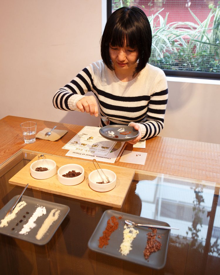 味わう参加者は各自手元の皿に移し取った原材料を味見し、理解を深める。