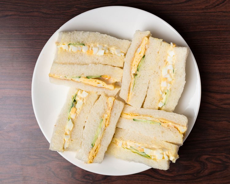 タマゴサンドは飲み物付き、パンが届く9時半頃～から提供。もちもちしたパンが味わい深い。