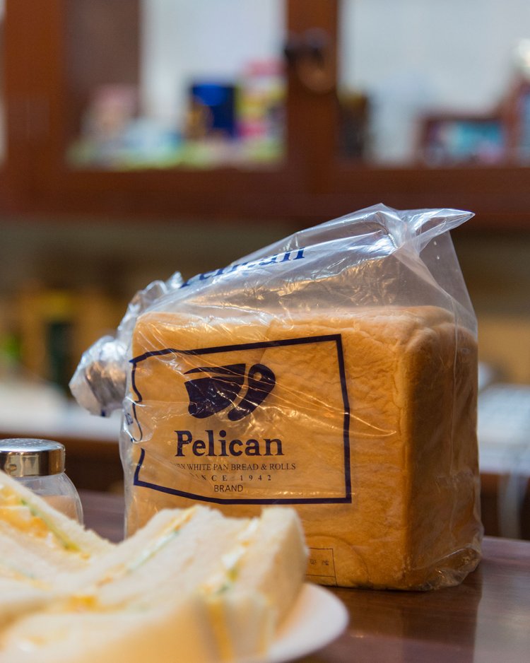 ペリカンのパンは毎朝9時半頃に届く。