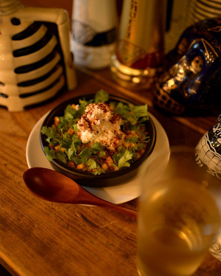 トウモロコシを使った定番ツマミ、灼熱のエローテ880 円。テキーラのハイボール880円〜。