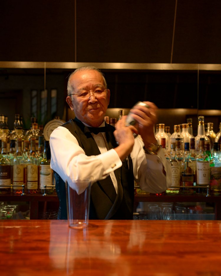 マスター。キリリと締めた棒タイがステキ！