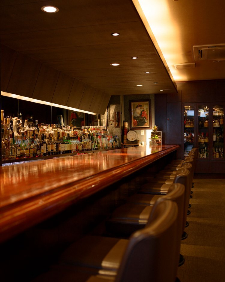 長いカウンターに向かえば、気分もゆったり。