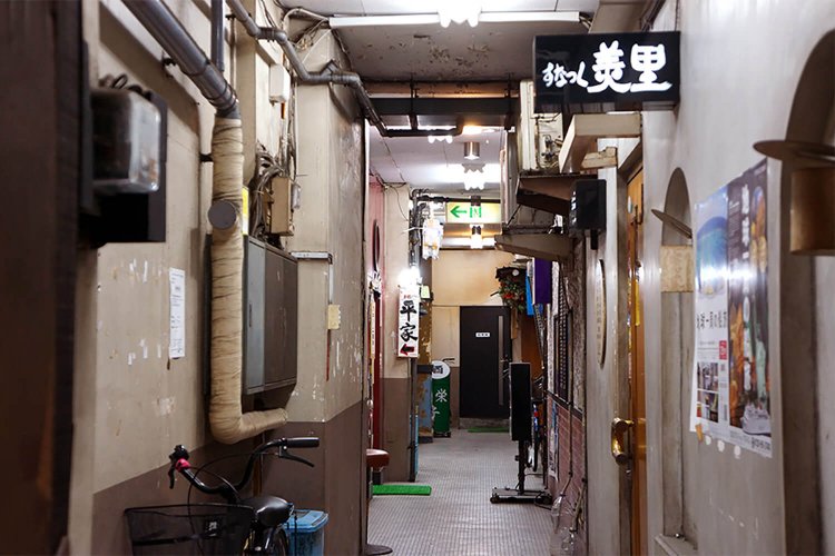 こんな通路を抜けていくと……