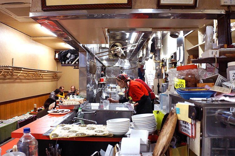 厨房の中には先代夫婦