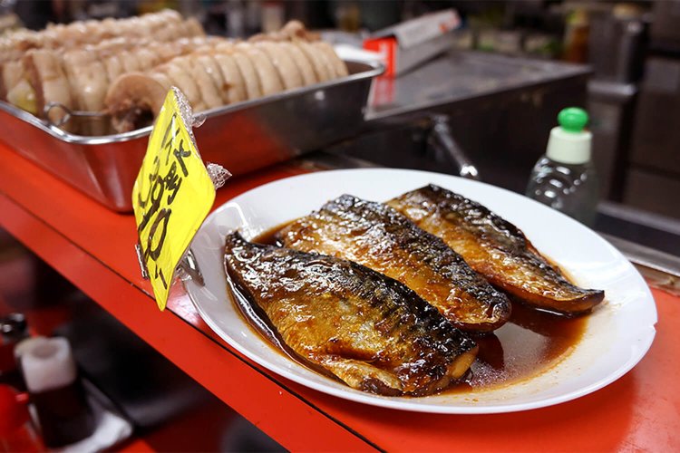 サバの煮付けかな。