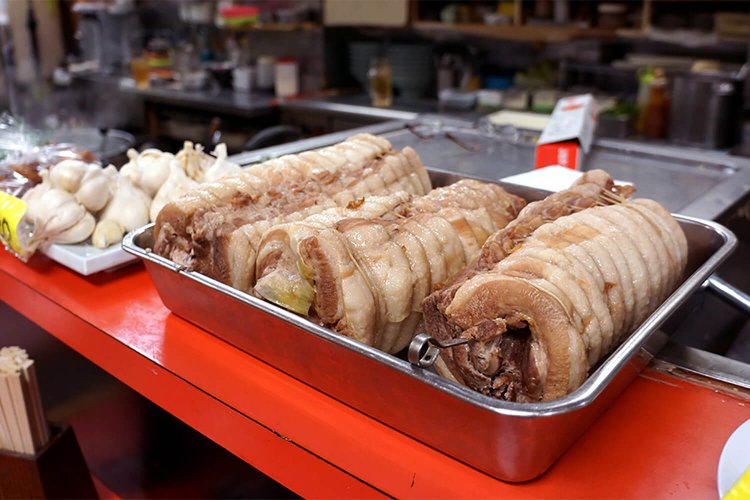 仕込み段階のチャーシューが、もう旨そう