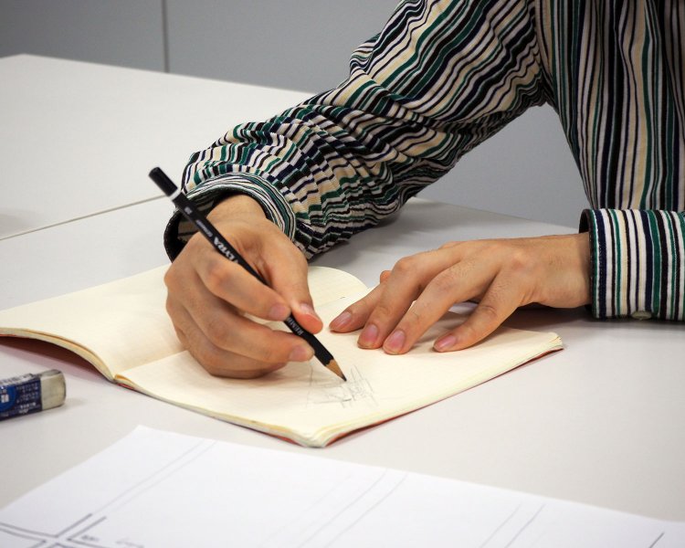 サラサラと御茶ノ水～神保町の地図を描き始めた今和泉さん。