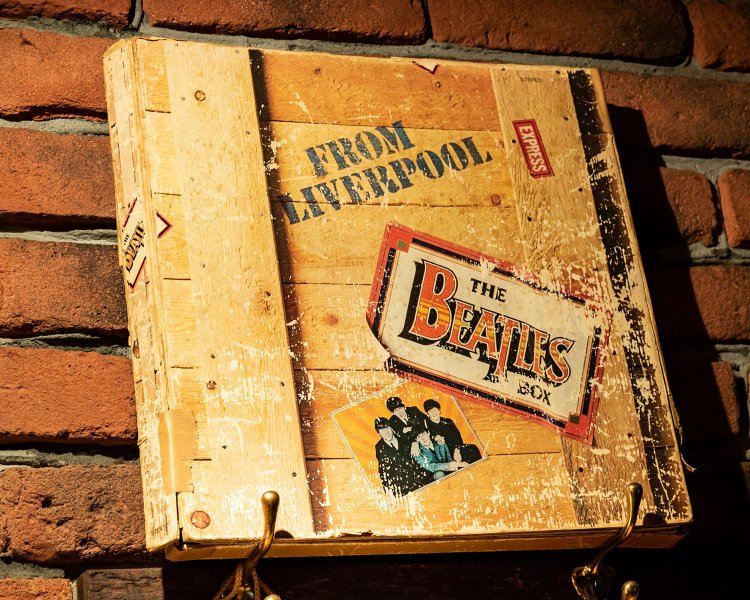 「リヴァプールより愛をこめて」という名で知られるボックス。8枚組でEMIの子会社から発売された貴重なアルバムが飾られていた。