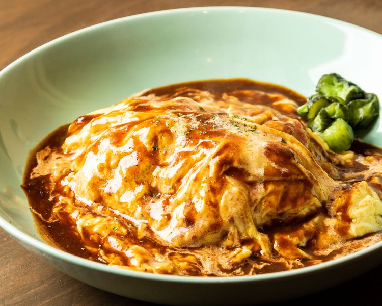 数種あるオムライスの中でも、とろとろたまごのオムライス900円（ランチ）が看板。卵を3つも使った贅沢な一品はデミソースも美味。