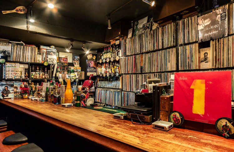 渋谷の真ん中でビートルズのLPを堪能できるロックバー『Strawberry Fields』