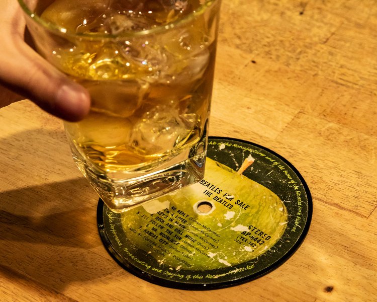 アップルレーベルを模したコースター。ほかにも様々な種類があり何が差し出されるかはお楽しみ！