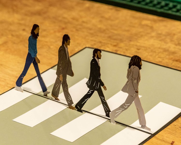 お客さんからもらったというペーパークラフト。こういったロック小物がパッと出てくるのは、20年以上愛される老舗ならでは。