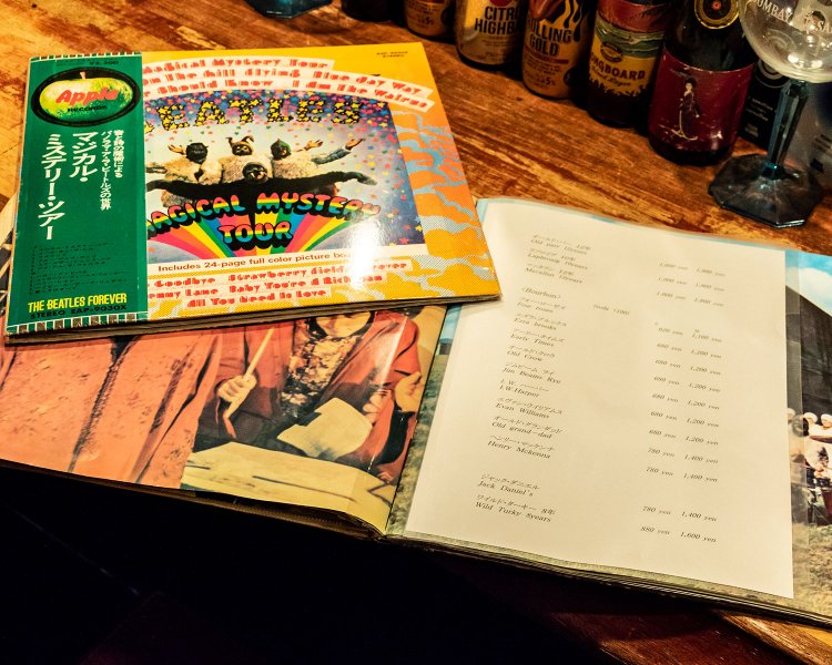 アルバム『マジカル・ミステリー・ツアー』のジャケットがそのままメニューに。ビートルズファンにはたまらない演出だ。