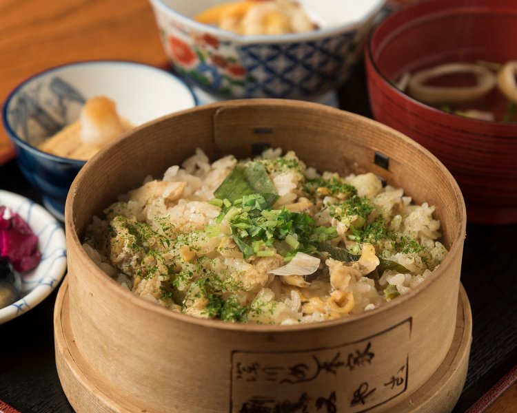 『割烹 みや古』の深川めしセット。