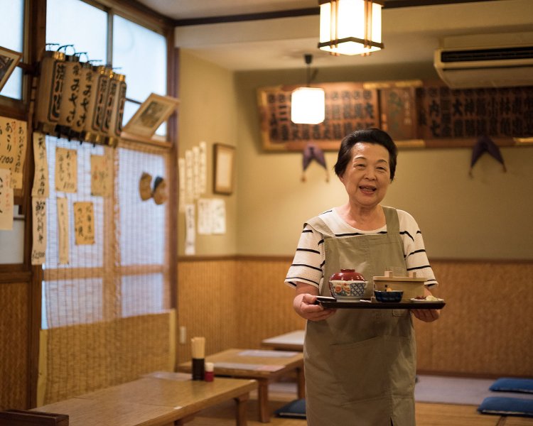 「ごゆっくりどうぞ」と谷口さん。風鈴が響くお座敷、長居になる。