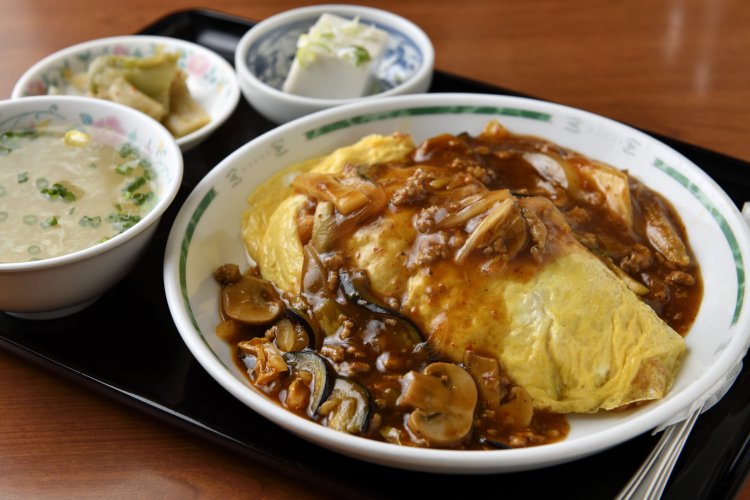 中華風オムライス900円。ひき肉にナス、マッシュルームと具沢山。「栄養満点」が店の特徴。