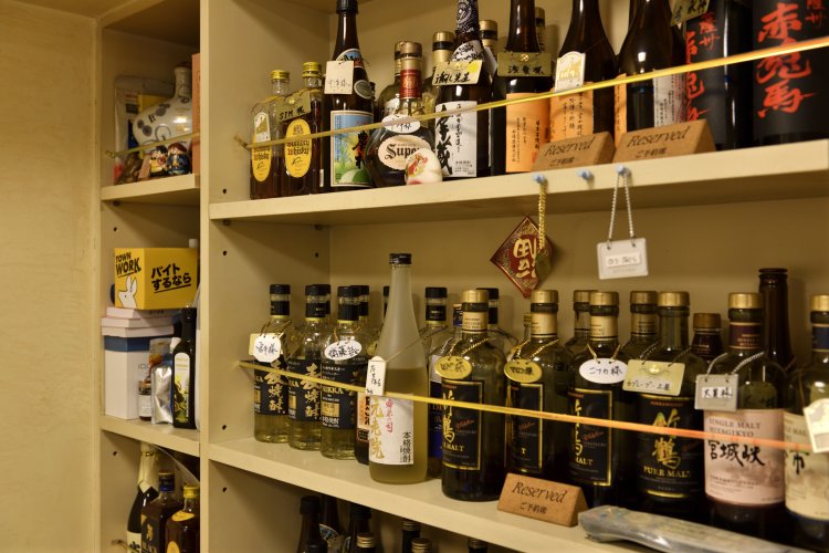 昼はランチ、夜は一杯やる店として渋谷民に贔屓にされている。キープボトルがたくさん！