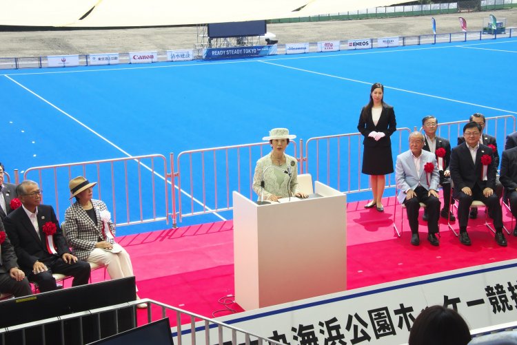 完成披露式典で日本ホッケー協会名誉総裁の高円宮妃殿下。