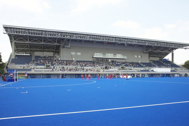 メインスタンドのほか、オリンピック時には三方向に仮説席が。オリンピックやワールドカップなど最高峰レベルの国際試合が可能な国内初の競技場。