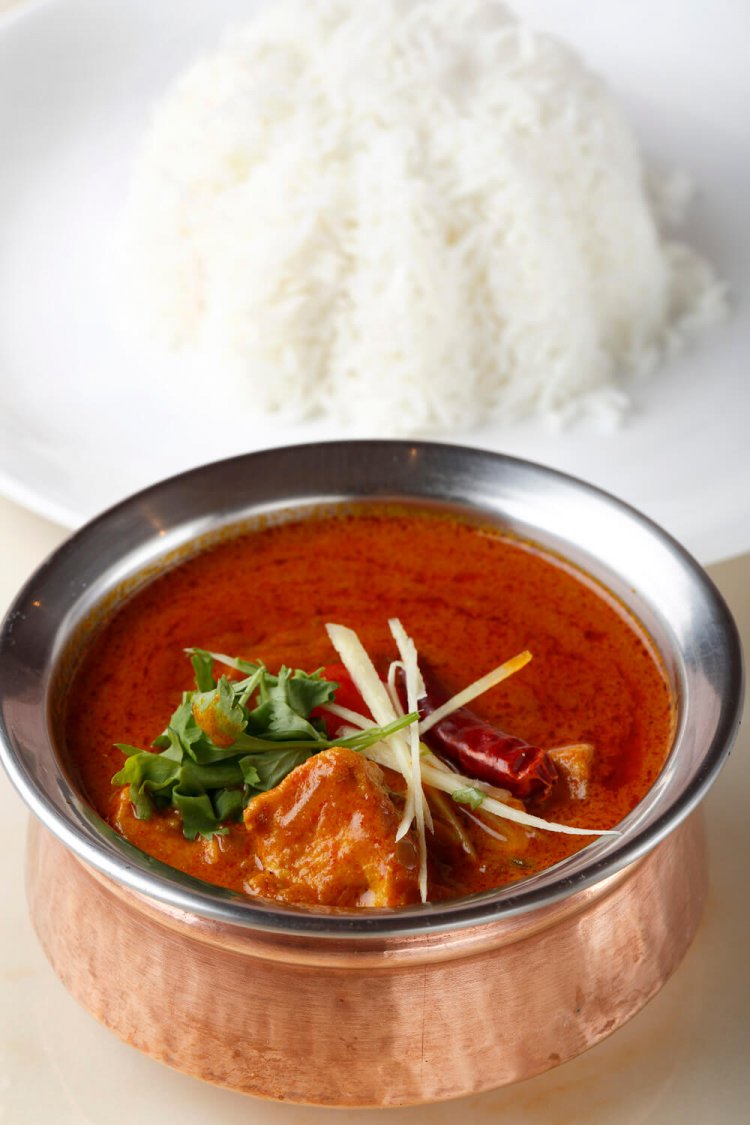 カジキマグロを煮込んだマドラスフィッシュカレー1500円。バスマティライス500円。