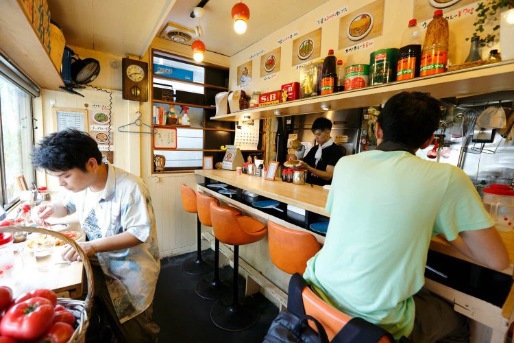4坪の狭い店内で汗かいて食うのがうまい。